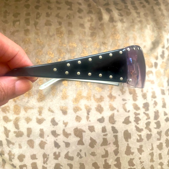 STUNNING GUESS SUNGLASSES WITH FULL STUDS OUTLINE. VERY STYLISH AND ELEGANT!! - Picture 4 of 8